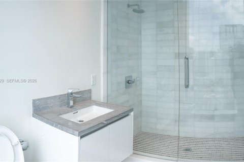 Condominio en alquiler en Miami, Florida, 4 dormitorios, 351.91 m2 № 2088638 - foto 28