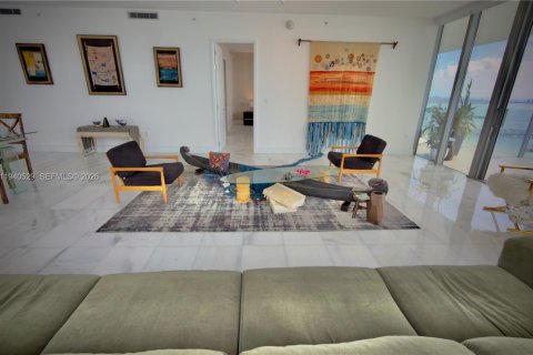Condominio en alquiler en Miami, Florida, 4 dormitorios, 351.91 m2 № 2088638 - foto 4