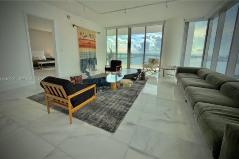 Condominio en alquiler en Miami, Florida, 4 dormitorios, 351.91 m2 № 2088638 - foto 5