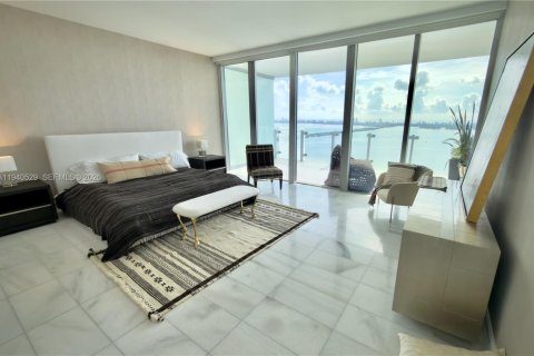 Condominio en alquiler en Miami, Florida, 4 dormitorios, 351.91 m2 № 2088638 - foto 13