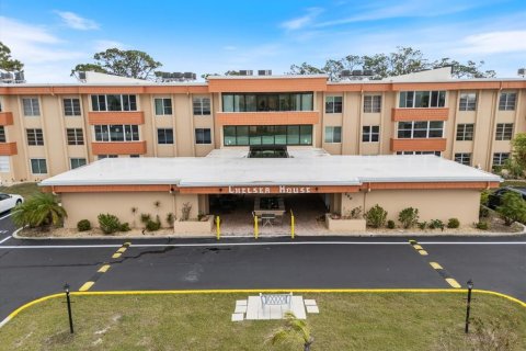 Condo in Port Charlotte, Florida, 2 bedrooms  № 1572778 - photo 1
