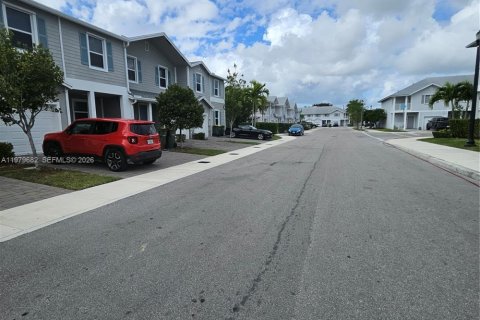 Снять в аренду таунхаус в Хомстед, Флорида 3 спальни, 138.24м2, № 2050108 - фото 5