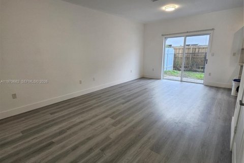 Снять в аренду таунхаус в Хомстед, Флорида 3 спальни, 138.24м2, № 2050108 - фото 7