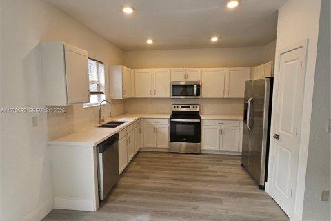 Снять в аренду таунхаус в Хомстед, Флорида 3 спальни, 138.24м2, № 2050108 - фото 9