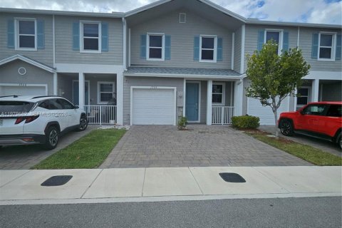 Снять в аренду таунхаус в Хомстед, Флорида 3 спальни, 138.24м2, № 2050108 - фото 3