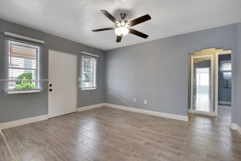 Commercial property in Miami, Florida 148.83 sq.m. № 1811680 - photo 6