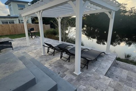 House in Fort Lauderdale, Florida 3 bedrooms, 124.67 sq.m. № 1944215 - photo 3