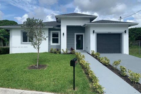 House in Fort Lauderdale, Florida 3 bedrooms, 124.67 sq.m. № 1944215 - photo 1