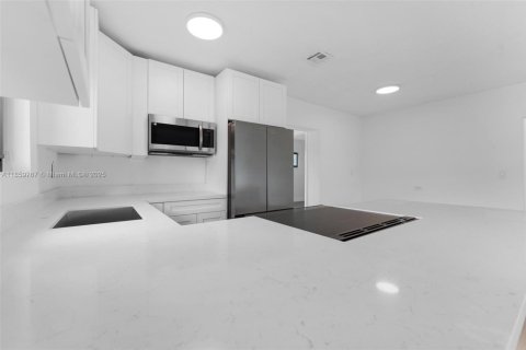 House in Miramar, Florida 3 bedrooms, 110.55 sq.m. № 1886536 - photo 22