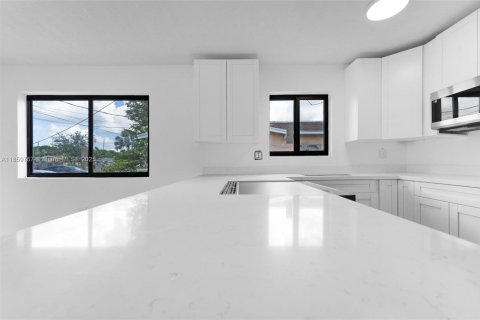 House in Miramar, Florida 3 bedrooms, 110.55 sq.m. № 1886536 - photo 30