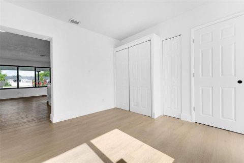 House in Miramar, Florida 3 bedrooms, 110.55 sq.m. № 1886536 - photo 3