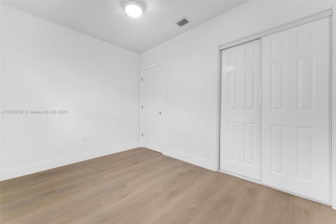 House in Miramar, Florida 3 bedrooms, 110.55 sq.m. № 1886536 - photo 18