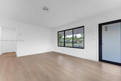 House in Miramar, Florida 3 bedrooms, 110.55 sq.m. № 1886536 - photo 2