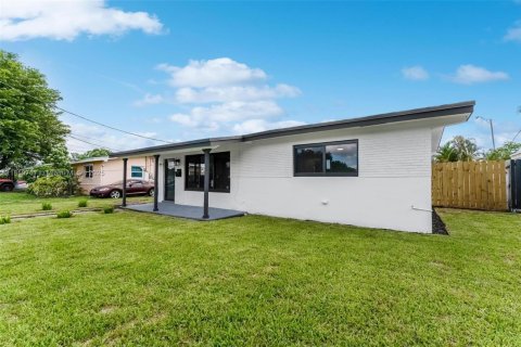 House in Miramar, Florida 3 bedrooms, 110.55 sq.m. № 1886536 - photo 13