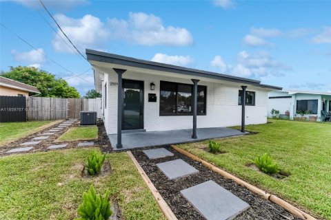 House in Miramar, Florida 3 bedrooms, 110.55 sq.m. № 1886536 - photo 12