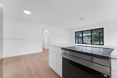 House in Miramar, Florida 3 bedrooms, 110.55 sq.m. № 1886536 - photo 25