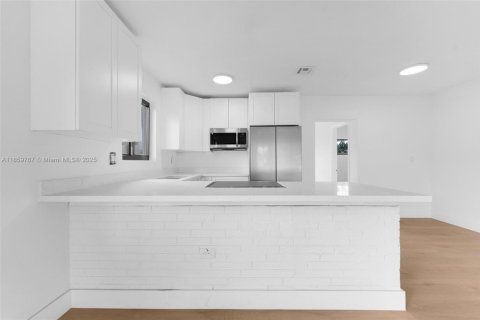 House in Miramar, Florida 3 bedrooms, 110.55 sq.m. № 1886536 - photo 23
