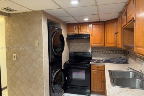 Condo in Hialeah Gardens, Florida, 2 bedrooms  № 1926574 - photo 28