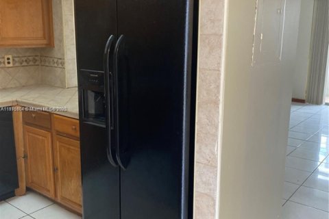 Condo in Hialeah Gardens, Florida, 2 bedrooms  № 1926574 - photo 17