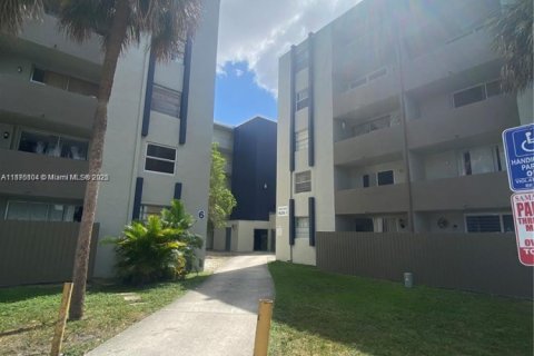 Condo in Hialeah Gardens, Florida, 2 bedrooms  № 1926574 - photo 3