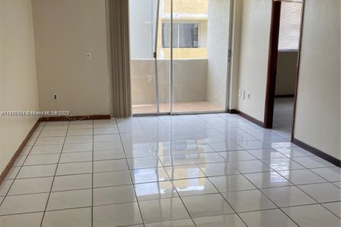 Condo in Hialeah Gardens, Florida, 2 bedrooms  № 1926574 - photo 25