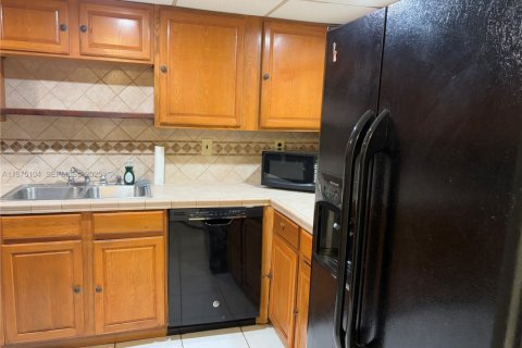 Condo in Hialeah Gardens, Florida, 2 bedrooms  № 1926574 - photo 27