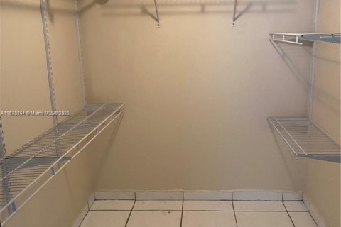 Condo in Hialeah Gardens, Florida, 2 bedrooms  № 1926574 - photo 15