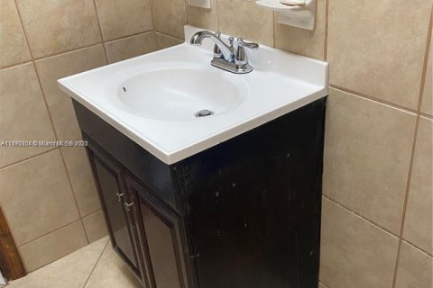 Condo in Hialeah Gardens, Florida, 2 bedrooms  № 1926574 - photo 11