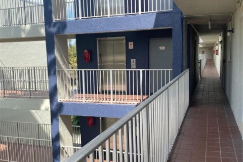 Condo in Hialeah Gardens, Florida, 2 bedrooms  № 1926574 - photo 14