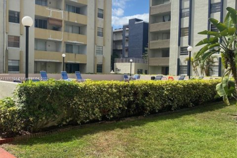 Condo in Hialeah Gardens, Florida, 2 bedrooms  № 1926574 - photo 5