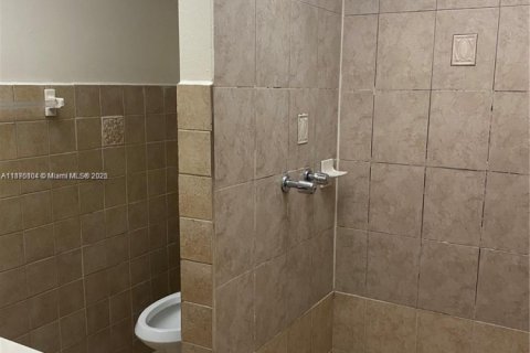 Condo in Hialeah Gardens, Florida, 2 bedrooms  № 1926574 - photo 12