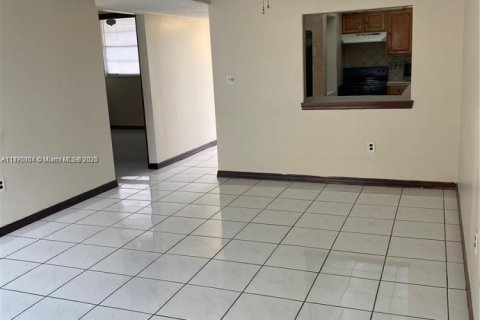 Condo in Hialeah Gardens, Florida, 2 bedrooms  № 1926574 - photo 20