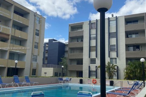 Condo in Hialeah Gardens, Florida, 2 bedrooms  № 1926574 - photo 22