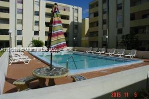 Condo in Hialeah Gardens, Florida, 2 bedrooms  № 1926574 - photo 1