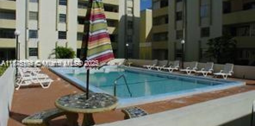 Condo in Hialeah Gardens, Florida, 2 bedrooms  № 1926574
