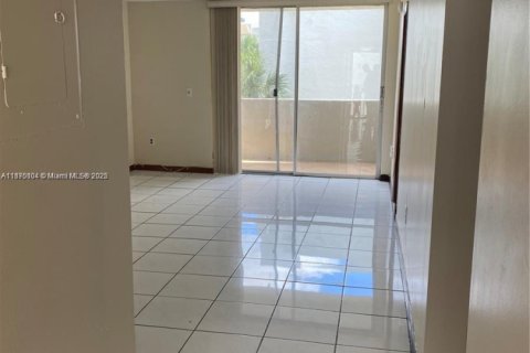 Condo in Hialeah Gardens, Florida, 2 bedrooms  № 1926574 - photo 21