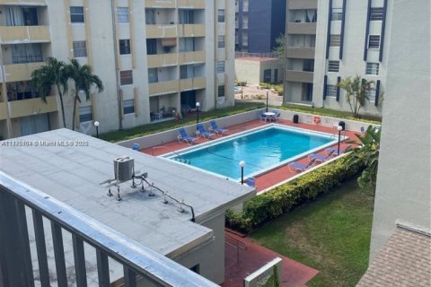 Condo in Hialeah Gardens, Florida, 2 bedrooms  № 1926574 - photo 8