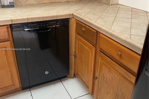 Condo in Hialeah Gardens, Florida, 2 bedrooms  № 1926574 - photo 16