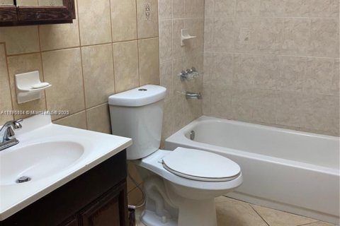 Condo in Hialeah Gardens, Florida, 2 bedrooms  № 1926574 - photo 10