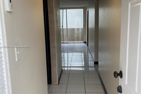 Condo in Hialeah Gardens, Florida, 2 bedrooms  № 1926574 - photo 4