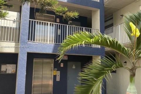 Condo in Hialeah Gardens, Florida, 2 bedrooms  № 1926574 - photo 9