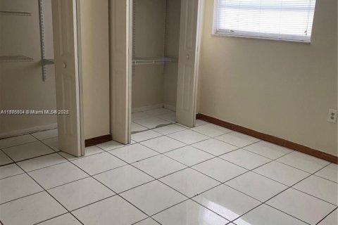 Condo in Hialeah Gardens, Florida, 2 bedrooms  № 1926574 - photo 24