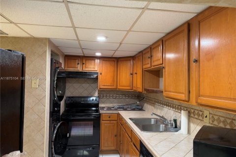 Condo in Hialeah Gardens, Florida, 2 bedrooms  № 1926574 - photo 26