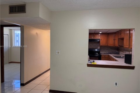 Condo in Hialeah Gardens, Florida, 2 bedrooms  № 1926574 - photo 29