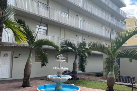 Condo in Hialeah Gardens, Florida, 2 bedrooms  № 1926574 - photo 2