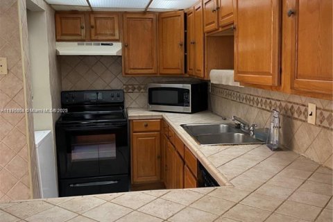 Condo in Hialeah Gardens, Florida, 2 bedrooms  № 1926574 - photo 19