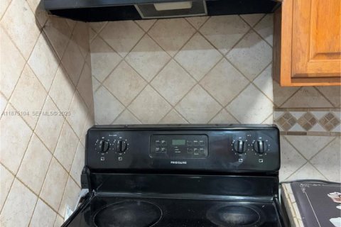 Condo in Hialeah Gardens, Florida, 2 bedrooms  № 1926574 - photo 30