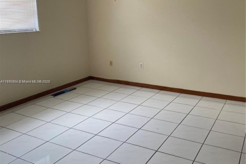 Condo in Hialeah Gardens, Florida, 2 bedrooms  № 1926574 - photo 23