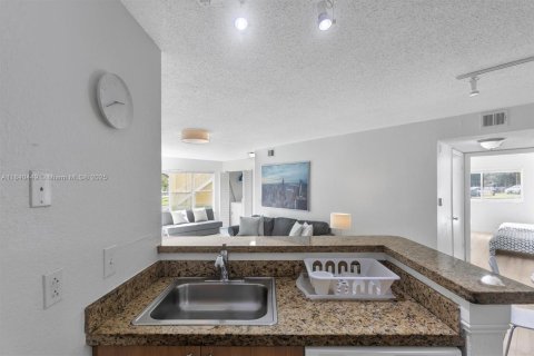 Condominio en venta en Sunrise, Florida, 2 dormitorios, 98.94 m2 № 1981958 - foto 19