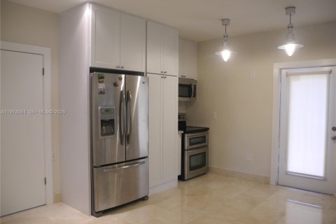 Снять в аренду виллу или дом в Майами, Флорида 2 спальни, 128.02м2, № 2033635 - фото 4